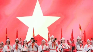 Церемония открытия нового учебного года очень особая, поскольку она проходит по случаю 80-летия Традиционного дня сектора образования Вьетнама. 