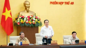 Председатель НС Чан Тхань Ман выступает на открытии заседания. 
