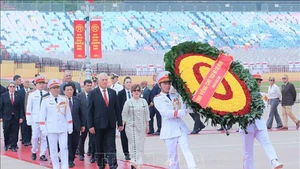 Первый секретарь ЦК КПК, Президент Республики Куба Мигель Диас-Канель Бермудес с супругой Лис Куэста Пераса и делегация посещают Мавзолей Хо Ши Мина.