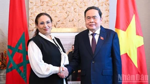 Председатель НС Вьетнама Чан Тхань Ман и Председатель Группы парламентариев марокканско-вьетнамской дружбы Лубна Схири. Фото: Ван Тьук