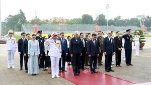 Генерал-губернатор Австралии Сэм Мостин с супругом и австралийская делегация почитают память Президента Хо Ши Мина. Фото: ВИА