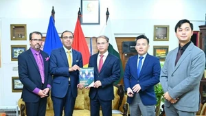 Председатель RCCI вручает книгу Послу Фам Ань Туану. Фото: Посольство Вьетнама в Пакистане