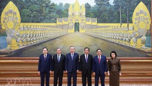 Председатель Народной партии Камбоджи Самдек Течо Хун Сен встречает Генерального секретаря ЦК КПВ То Лама и делегацию высокого уровня Вьетнама на государственном банкете в честь визита. Фото: ВИА