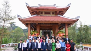 Делегаты фотографируются на память перед Домом мемориальной стелы. 