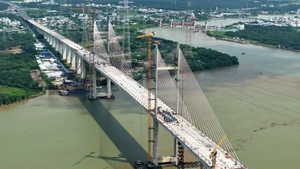 Ведётся строительство моста Бинькхань в общине Бинькхань, город Хошимин. Фото: ВИА