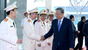 Генеральный секретарь ЦК КПВ То Лам поздравляет кадровых работников и военнослужащих Департамента следственной безопасности с Тэтом. Фото: Данг Кхоа