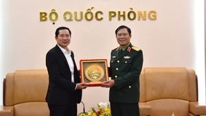 Генерал армии Нгуен Тан Кыонг вручает памятный подарок генерал-полковнику Саичаю Коммаситу. Фото: qdnd.vn