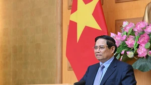 Премьер-министр Фам Минь Тьинь выступает на диалоге. Фото: Чан Хай