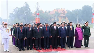 Руководители Партии и Государства посещают Мавзолей Хо Ши Мина. Фото: ВИА