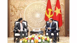 Заведующий Канцелярией ЦК КПВ Фам Зя Тук (справа) принимает Посла Сингапура Раджпала Сингха. Фото: ВИА 