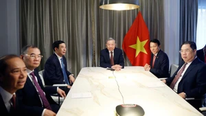 Генеральный секретарь ЦК КПВ То Лам проводит телефонный разговор с бывшим сенатором США Патриком Лихи 19 февраля. Фото: ВИА