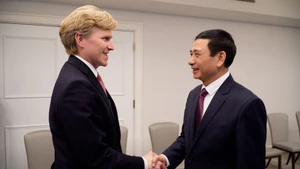 Генерал армии Фан Ван Зянг и первый Заместитель министра войны США Элбридж А. Колби. Фото: ВИА