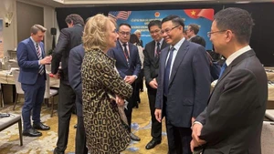 И. о министра Ле Мань Хунг встречается с американскими должностными лицами.