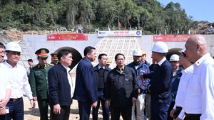 Премьер-министр Фам Минь Тьинь проверянт ход строительства скоростной автомагистрали Донгданг- Чалинь на участке туннеля Тхаткхе. Фото: Чан Хай