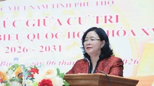 Товарищ Буй Тхи Минь Хоай выступает на встрече. 