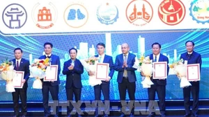 Заместитель председателя Народного комитета провинции Тэйнинь Хюинь Ван Шон получает сертификат от оргкомитета. Фото: ВИА