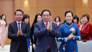 Премьер-министр Фам Минь Тьинь встречается с представителями женщин-лидеров и женщин-менеджеров центральных органов. Фото: VGP