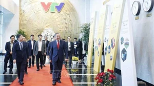 Генеральный секретарь ЦК КПВ То Лам посещает и поздравляет с наступающим Тэтом сотрудников, журналистов, редакторов, технических специалистов и работников Вьетнамского телевидения. Фото: ВИА