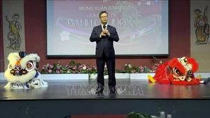 Посол Вьетнама во Франции Чинь Дык Хай выступает на мероприятии. Фото: ВИА