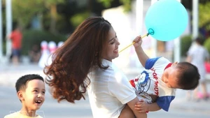 Счастье матери, проводящей время и играющей с ребёнком в выходной день. Фото: ВИА