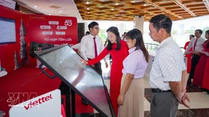 Знакомство с платформами и решениями цифровой трансформации, направленными на развитие цифрового правительства и цифровой экономики в провинции Тэйнинь. Фото: ВИА