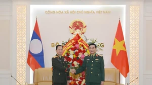 Генерал армии Фан Ван Зянг встречается с генерал-полковником Кхамлянгом Утхакайсоном. Фото: qdnd.vn