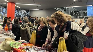 Греческие туристы посещают вьетнамский стенд Вьетнама. Фото: ВИА