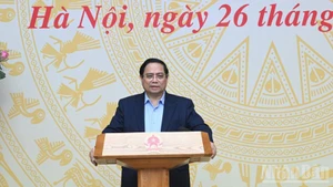 Премьер-министр Фам Минь Тьинь выступает на заседании. Фото: Чан Хай