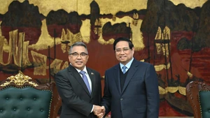 [Фото] Премьер-министр Фам Минь Тьинь принял Посла Филиппин во Вьетнаме