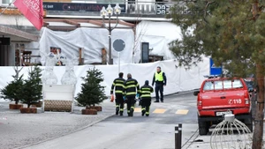 Силы безопасности осматривают место происшествия пожара в баре на горнолыжном курорте Кран-Монтана в кантоне Вале, на юго-западе Швейцарии. Фото: Синьхуа/ВИА