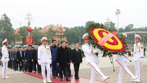 Делегация сектора внутренних дел Партии посещает Мавзолей Хо Ши Мина. Фото: Данг Фыок