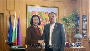 Посол Нгуен Тхи Минь Нгует и мэр г. Велико-Тырново Даниел Панов. Фото: ВИА