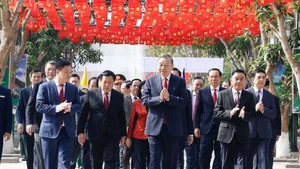 [Фото] Генеральный секретарь ЦК КПВ То Лам воскурил благовония в память о Президенте Хо Ши Мине в Нгеане