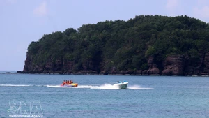 Туристы участвуют в морских развлечениях на острове Фукуок (Киензянг). Фото: ВИА