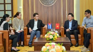 Заместитель главного редактора газеты «Нянзан» Фан Ван Хунг принимает делегацию Посольства Кубы во Вьетнаме. Фото: Бао Лонг