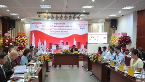 Круглый стол «Соотечественники за рубежом предлагают инициативы по развитию города Хошимин», приуроченный к 50-летию Дня освобождения Юга и воссоединения страны. Фото: ВИА