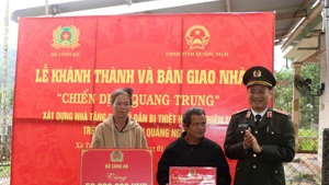 Помимо нового дома, построенного в рамках «Кампании Куанг Чунг», семья Динь Ван Куана в деревне Горо, община Тэйча, провинция Куангнгай получает множество подарков при переезде в новый дом. Фото: ВИА