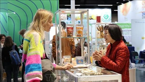 Представитель вьетнамского АО Лонгшон представляет клиентам свои органические ядра кешью и жареные кешью. Фото: ВИА