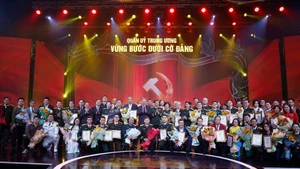 Генеральный секретарь ЦК КПВ То Лам, член Политбюро, заместитель Секретаря Центрального военного комитета, Министр обороны Фан Ван Зянг с авторами и авторскими коллективами, удостоенными наград. Фото: ВИА