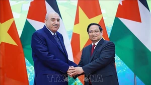 Премьер-министр Вьетнама Фам Минь Тьинь встречается с Председателем Палаты представителей Иордании Мазеном Турки аль-Кади. Фото: ВИА