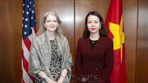 Заместитель министра Нгуен Минь Ханг и Заместитель госсекретаря США Эллисон Хукер. Фото: ВИА