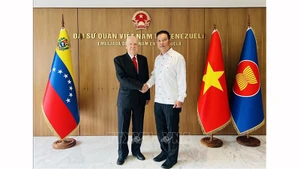 Посол Вьетнама в Венесуэле Ву Чунг Ми (справа) принимает г-на Каролуса Виммера. Фото: ВИА