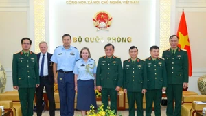 Делегаты присутствуют на приеме. 