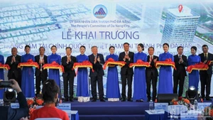 Делегаты проводят церемонию открытия Международного финансового центра Вьетнама. 