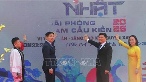 Делегаты нажимают кнопку в знак открытия фестиваля. Фото: ВИА