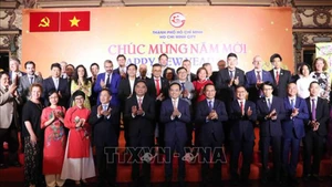 Член Политбюро, Секретарь Партокома г. Хошимина Чан Лыу Куанг и руководители города фотографируются на память с делегатами на встрече. Фото: ВИА