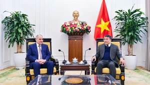 Постоянный заместитель министра иностранных дел Вьетнама Нгуен Минь Ву принимает г-на Таира Будагова. Фото: ВИД Вьетнама