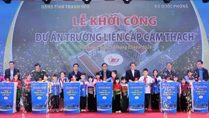 [Фото] Церемония закладки первого камня проекта начальной школы Камтхать в провинции Тханьхоа