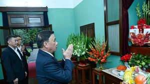 Постоянный член Секретариата Чан Кам Ту чтит память Президента Хо Ши Мина. Фото: Зюи Линь
