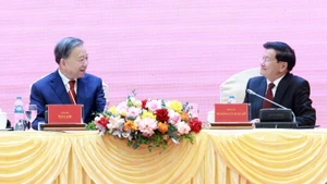 Генеральный секретарь ЦК КПВ То Лам и Генеральный секретарь ЦК НРПЛ, Президент Лаоса Тхонглун Сисулит присутствуют на конференции. Фото: ВИА